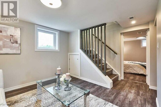 Photo - 831 Ritson Rd S