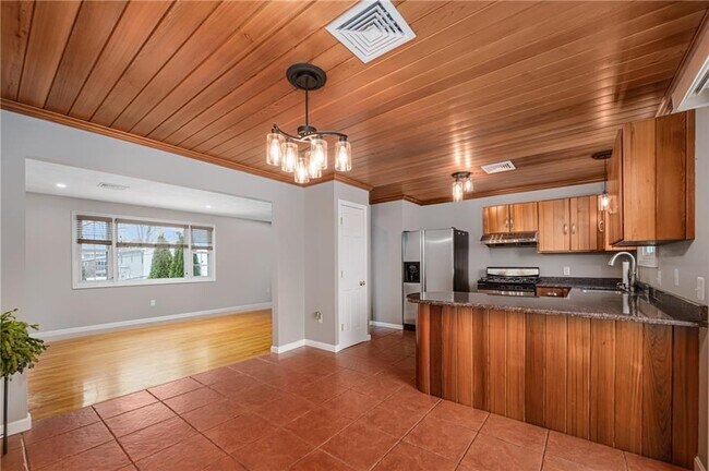 Photo - 190 Gladstone St