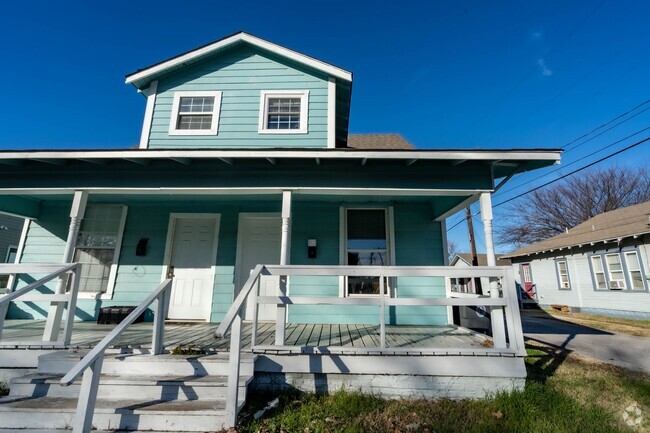 Building Photo - 2009 E 2nd St Unit 2011 Rental