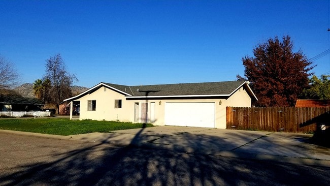 1013 E Vandalia Ave