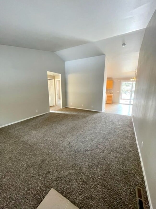 1157 SW Silver Lake Blvd