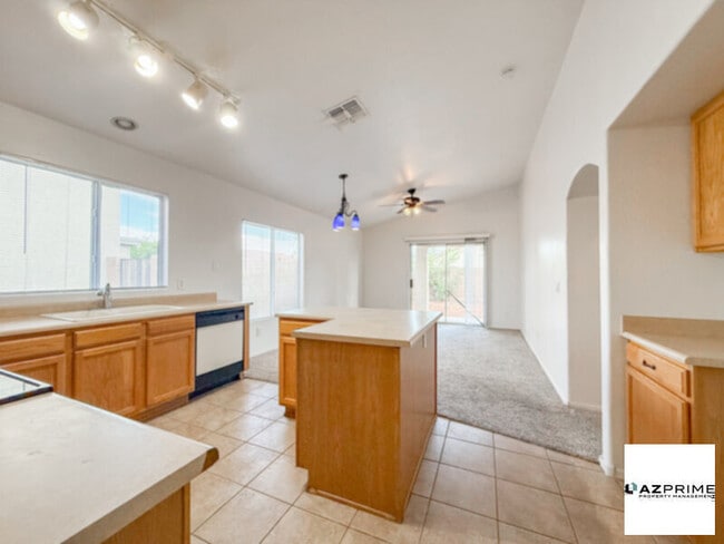 Photo - Lovely 3/2 El Mirage House - Spacious &amp; Modern!