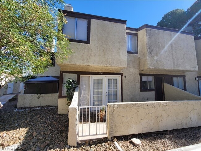 Photo - 5049 Spencer St
