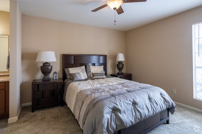 2BR, 2BA - 1,140SF