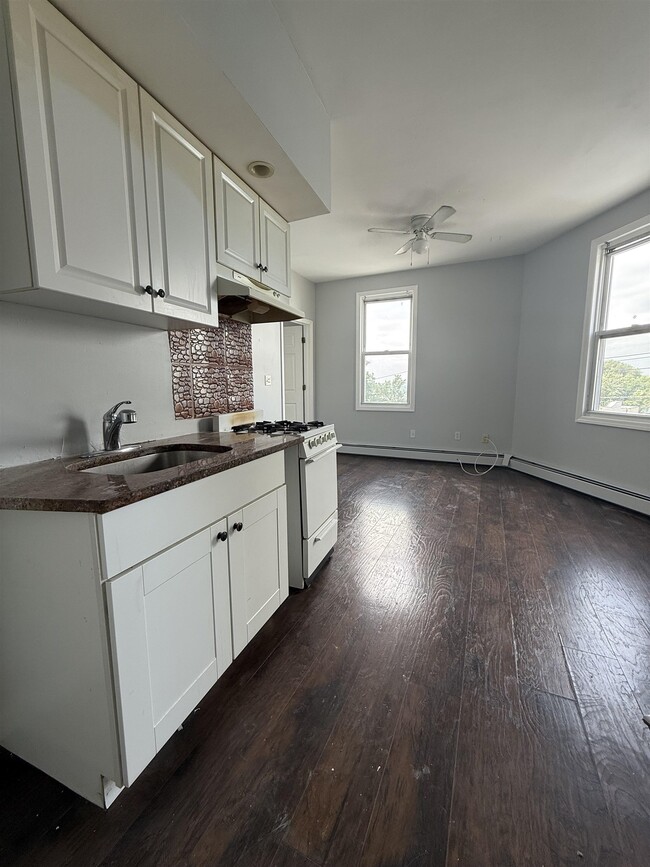 Building Photo - 1209 43rd St Unit 6 Rental