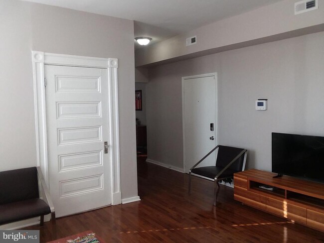 Building Photo - 2012 Mt Royal Terrace Unit 4 Rental