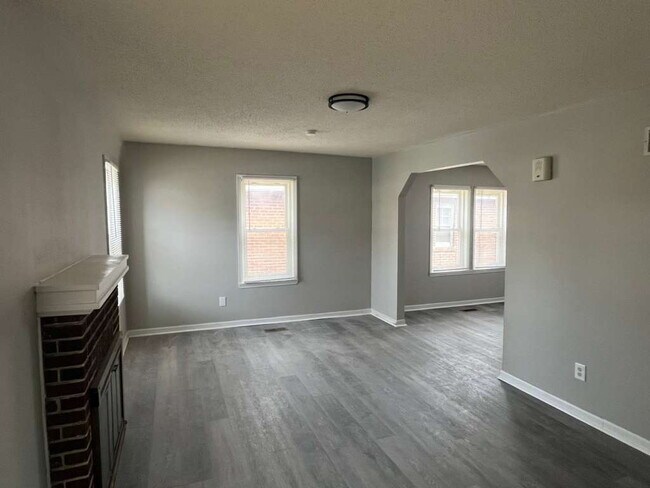 Photo - "Charming 3-Bed, 1 bath Retreat with Beautiful Floors on Laura Avenue!"