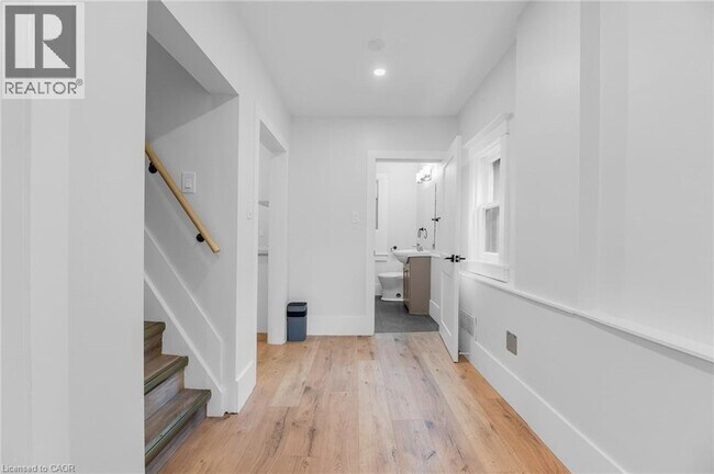 Photo - 199 Balmoral Ave N