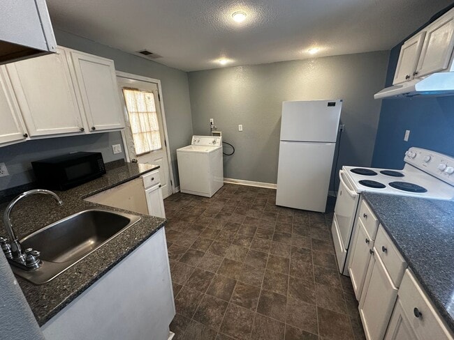 Photo - 2704 Mary St