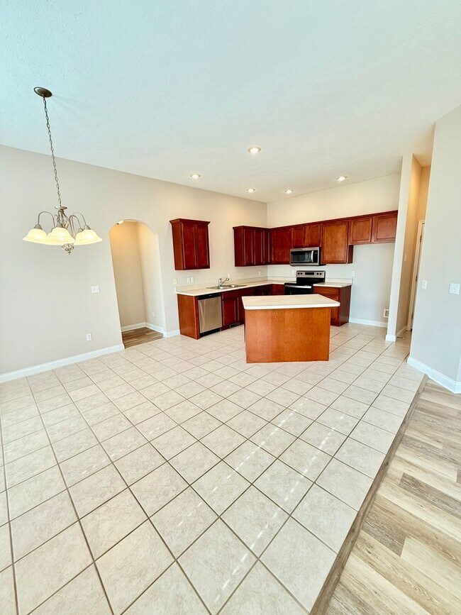 Photo - 3 Car Garage, South East Springfield - Cal...