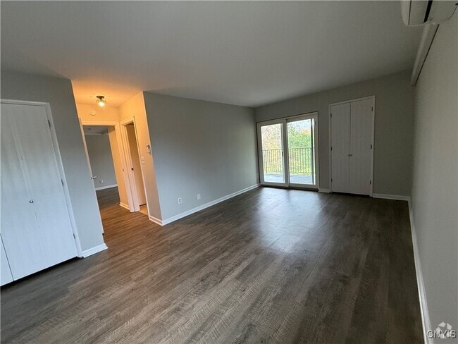Building Photo - 2410 Oneida St Rental