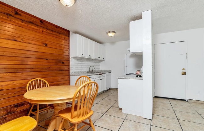 Building Photo - 10211 Ura Ln Unit 2-304 Rental