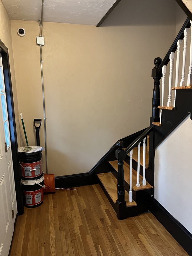 Escaleras delanteras - 17 Shamrock St