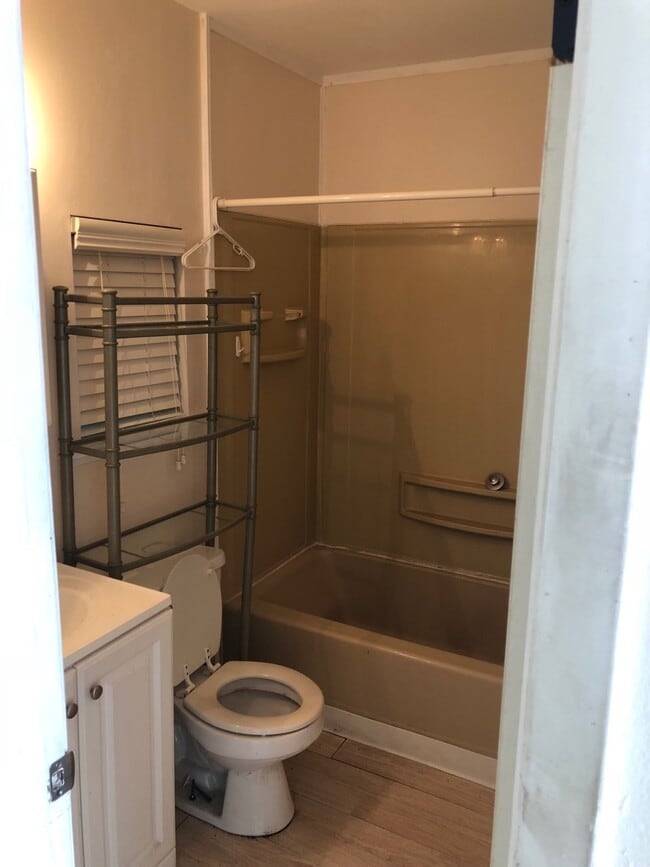 Photo - 410 28th St W