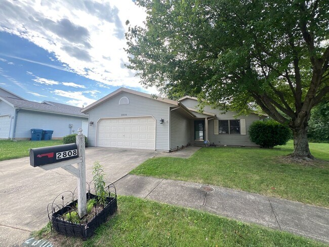 TWIN LAKES! MOVE IN READY 3 BEDROOM! - TWIN LAKES! MOVE IN READY 3 BEDROOM! House