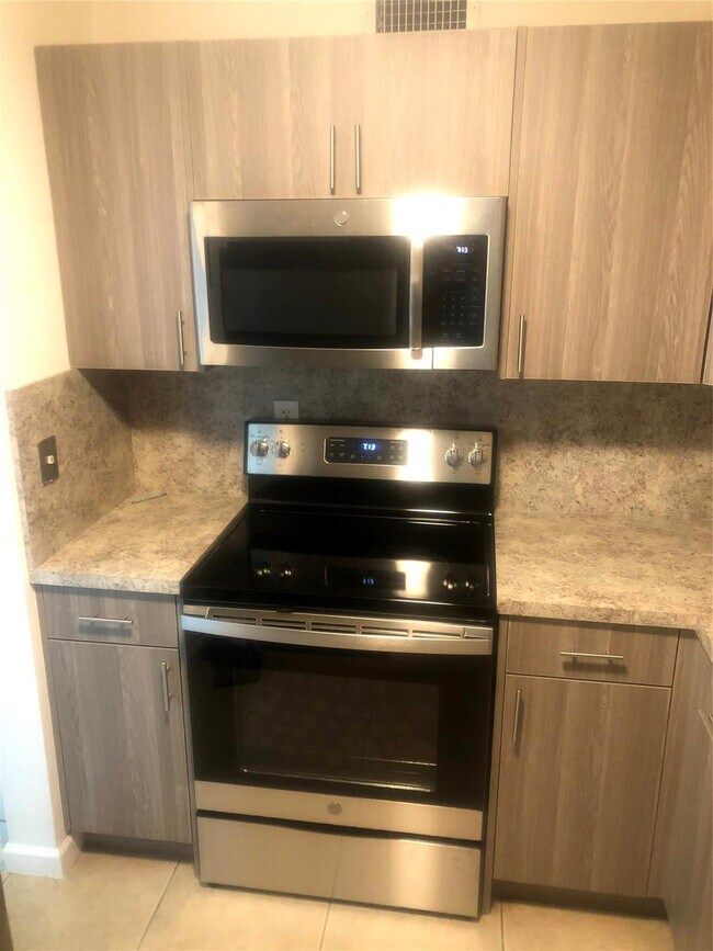 Photo - 770 NE 128th St Unidad 301