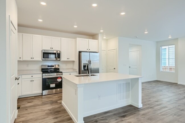 Photo - 637 Thistle Pl