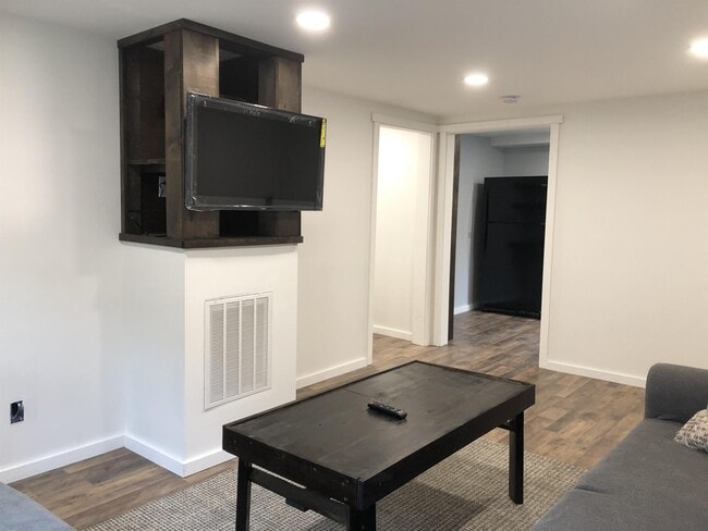 136 1/2 E Main St