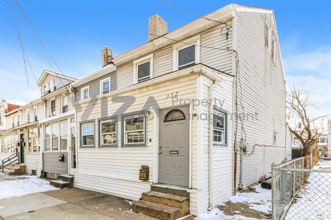 Photo - 332 Middlesex St