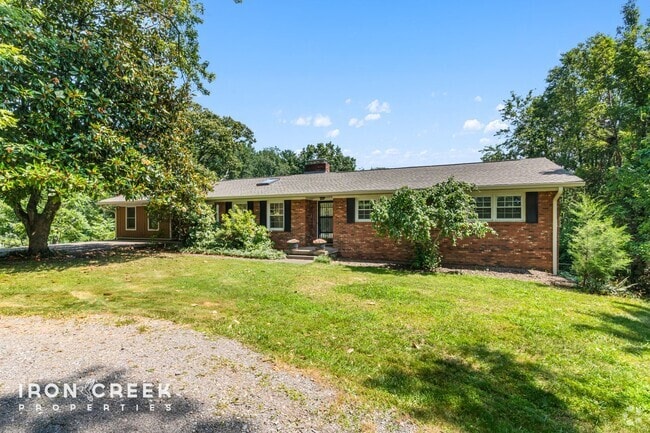Building Photo - Spacious West Asheville Home with Dual Kit...