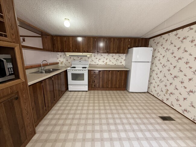 Photo - 147 Hiatt Ln