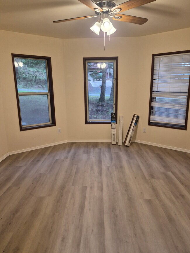 Photo - 988 NE Pennington Loop