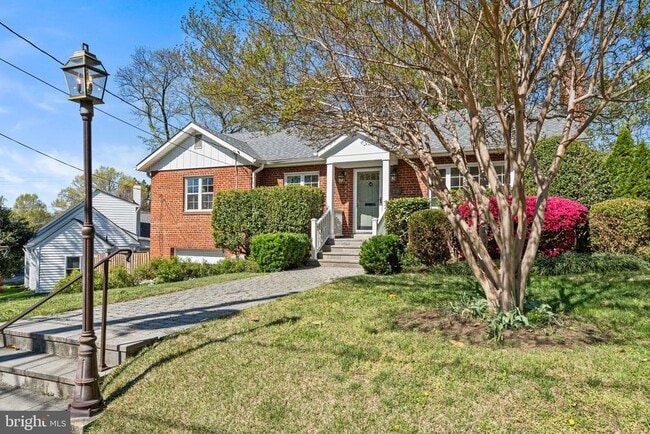 Building Photo - 2718 S June St