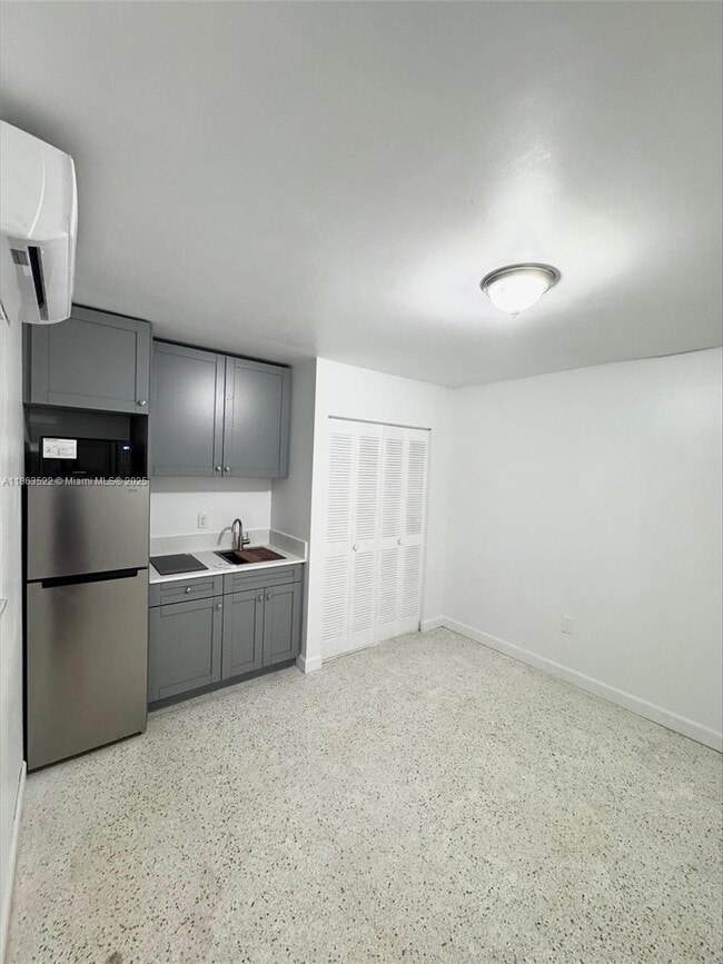 Building Photo - 626 W 17th St Unit EFF Rental