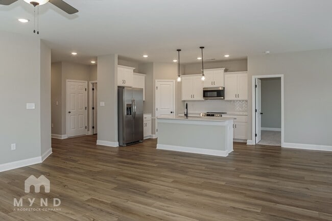 Photo - 235 Irish Hl Dr