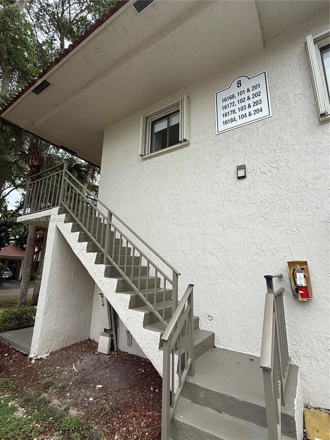 16184 Laurel Dr Unit 204