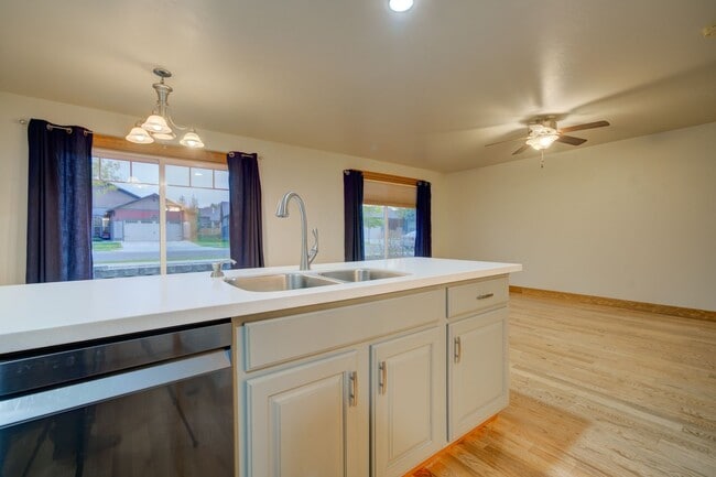 Photo - Laurel Glen Condo For Lease