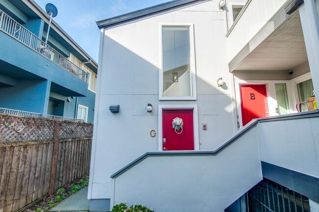 Building Photo - Remodeled 2 Bed 2 Bath Modern Condo with Bonus Loft Area