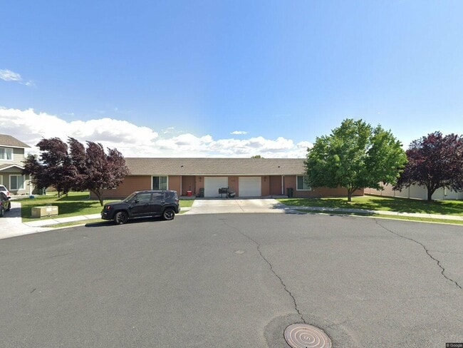 Building Photo - 626 NE Willow Ct Unit A Rental