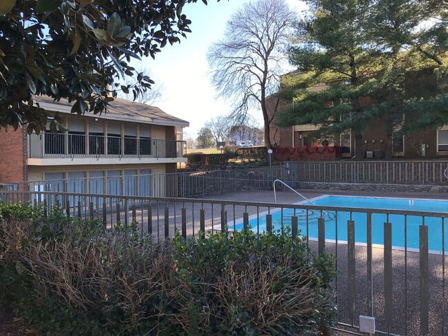 Building Photo - Awesome 2 Bedroom Condo Near the River! Unit C39