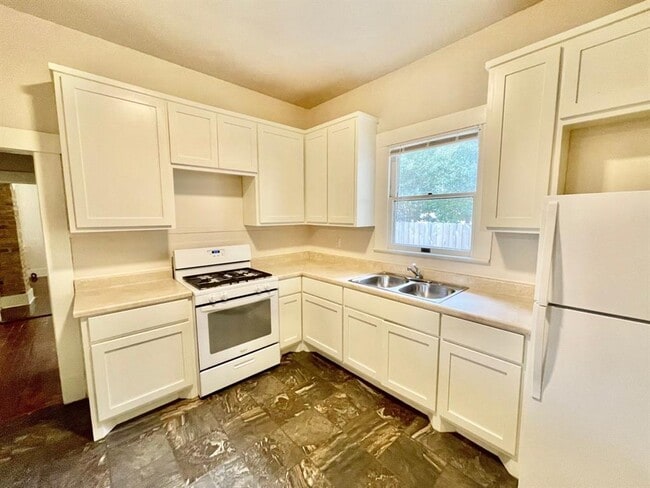 Photo - 506 E 38th St