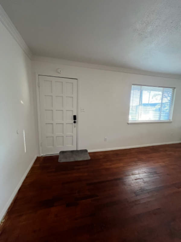 Building Photo - 102 E Pecan St Rental