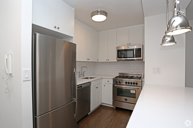 Building Photo - 323 E 51st St Unit 3F Rental