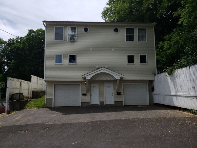 37-39 Munchausen Avenue - Blue Pod - 37-39 Munchausen Avenue - Blue Pod Apartment Unit 39 Munchausen Avenue
