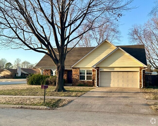Building Photo - Spacious 3 bedroom, 2 bath home!  Don't mi...