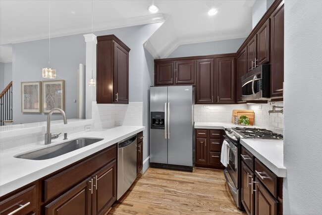 Building Photo - 931 W 23rd St