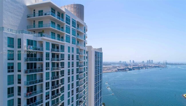 Building Photo - 300 S Biscayne Blvd Unit T-2207
