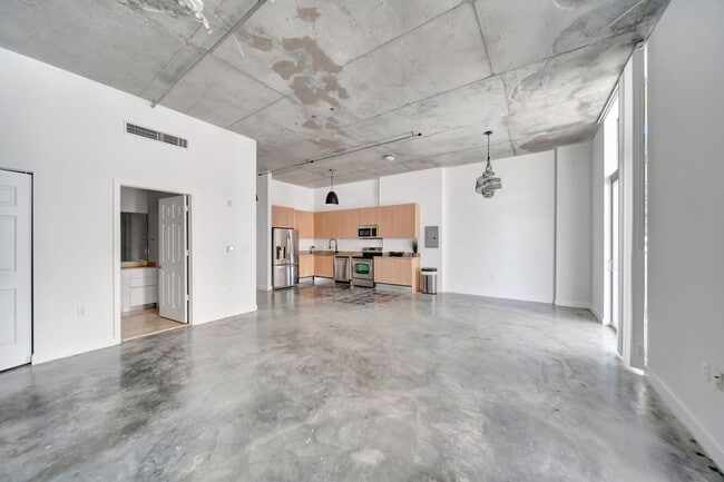 Building Photo - 2100 Van Buren St Unit 517 Rental