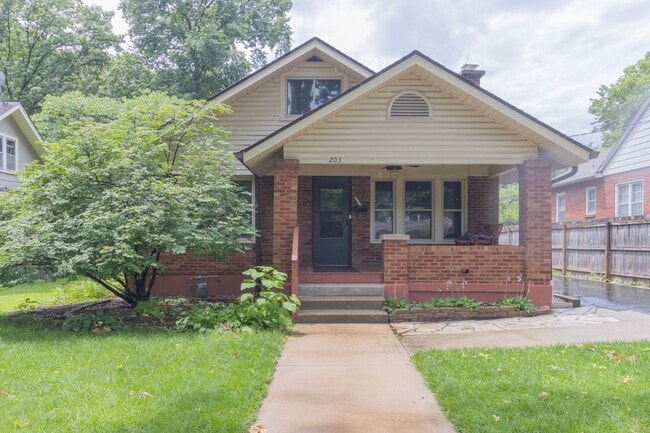 Building Photo - Spacious 4BR Bungalow: Historic Old Southwest w/ Screened Porch & Car Port