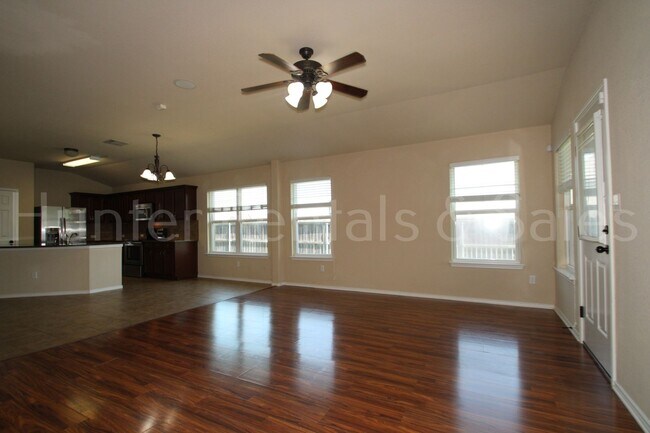 Photo - New in Management ! Spacious & Stylish Liv...