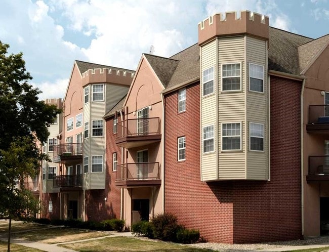 Castle on Locust - Castle on Locust Apartments