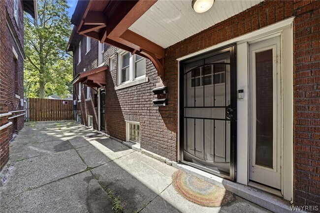 Photo - 2555 Main St