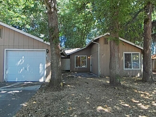 Building Photo - 3 Bedroom Duplex ~ Close to 9th Street ~ P... Unit 685 NW Linden