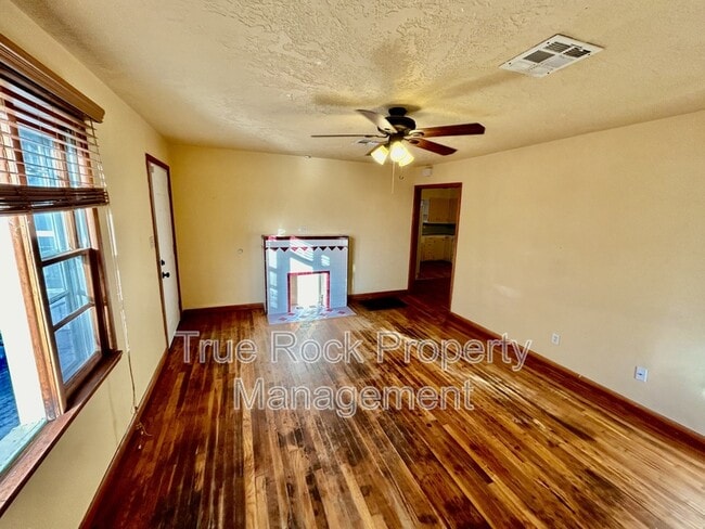 Photo - 428 W 8th St