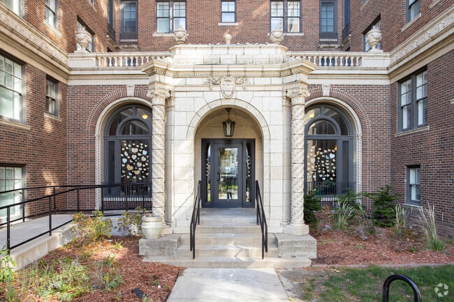 Photo - Commonwealth