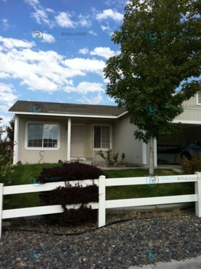 Bright & Spacious 3-Bedroom Home with Larg... - Bright & Spacious 3-Bedroom Home with Larg...